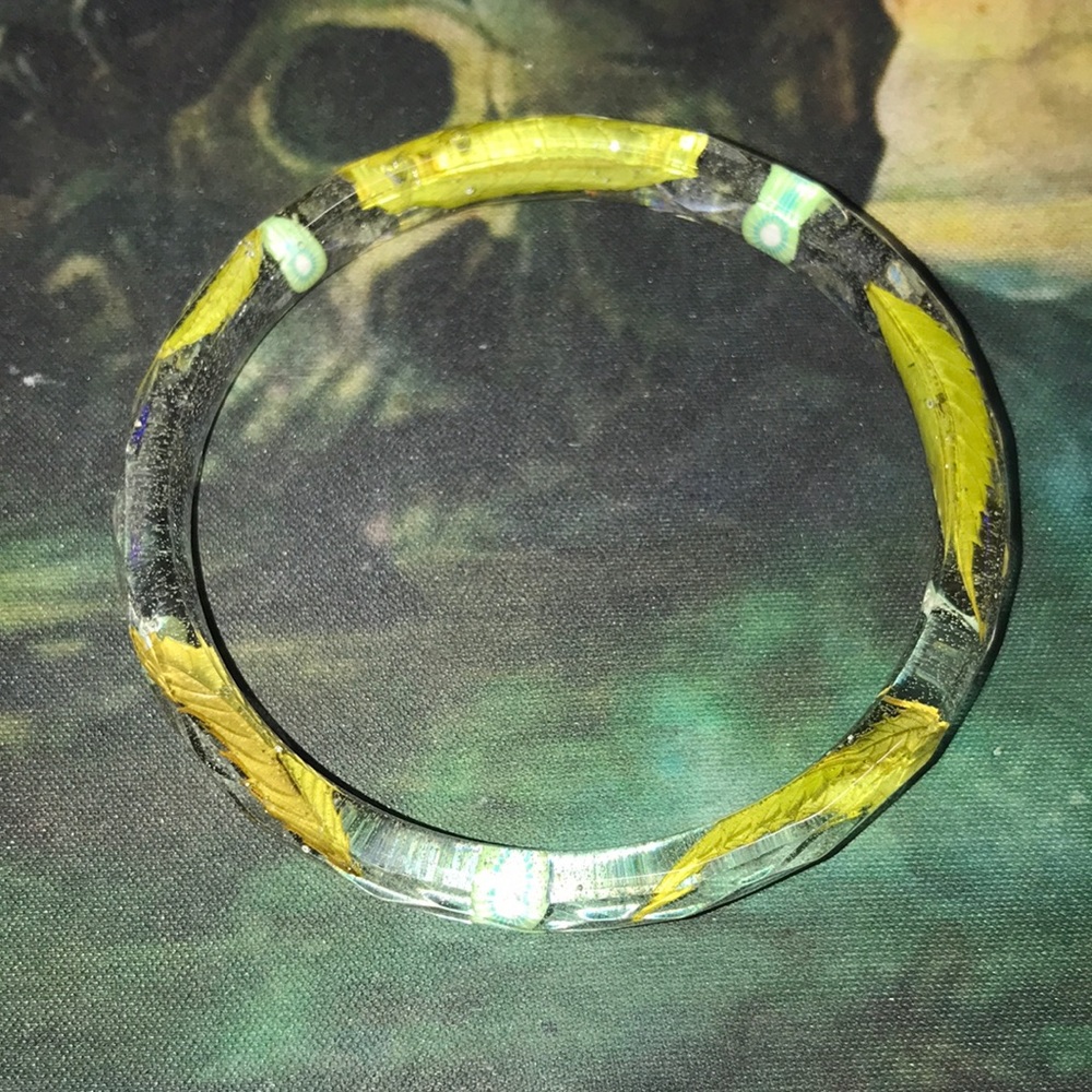 Epoxy custom bracelet kiwis 🥝 glitter & my favorite leaves New